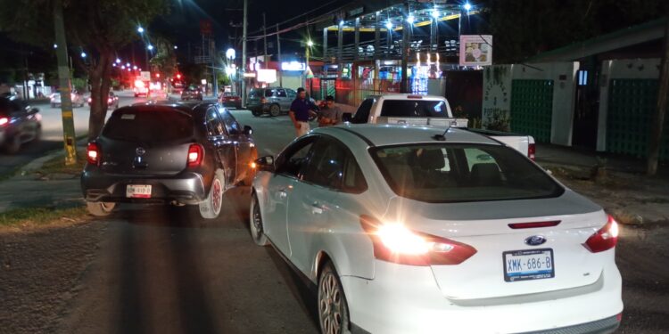 Leve percance vial en el Eje Vial y calle Coahuila deja solo daños materiales