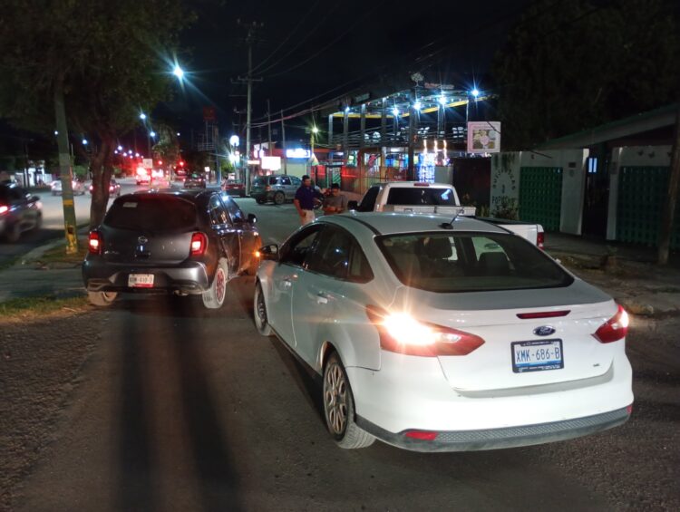Leve percance vial en el Eje Vial y calle Coahuila deja solo daños materiales