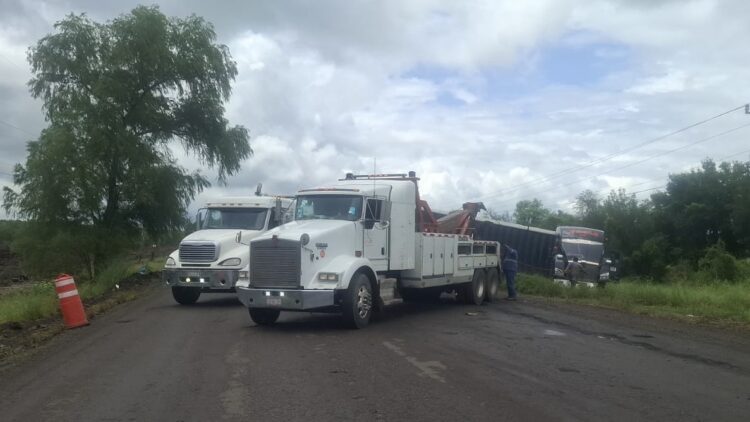 Habilitan circulación intermitente en la Carretera Victoria-Monterrey tras cierre por accidente