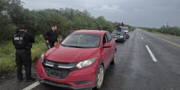 Guardia Estatal auxilia a automovilista varada en la carretera Victoria–Matamoros