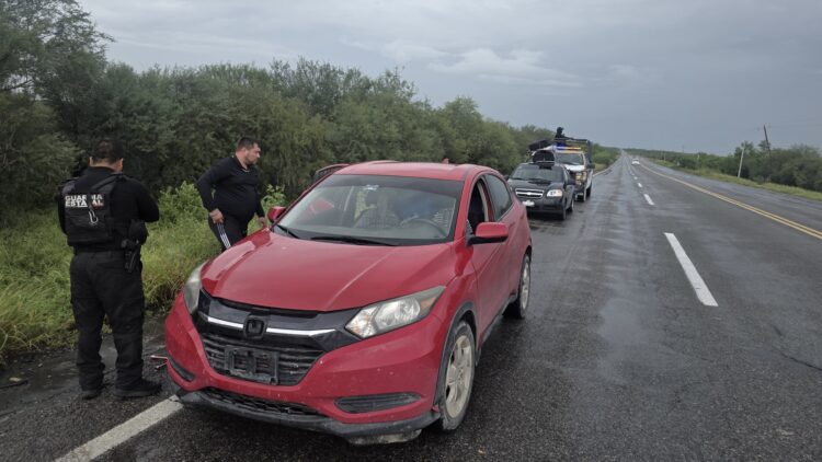 Guardia Estatal auxilia a automovilista varada en la carretera Victoria–Matamoros