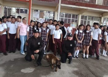 Agrupamiento Canino de la Guardia Estatal convive con estudiantes