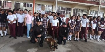 Agrupamiento Canino de la Guardia Estatal convive con estudiantes