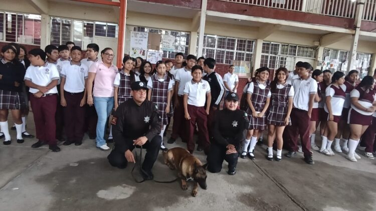 Agrupamiento Canino de la Guardia Estatal convive con estudiantes