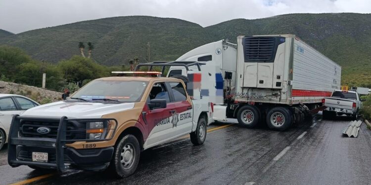Alerta:Circulación suspendida en la Carretera Federal por accidente vehicular