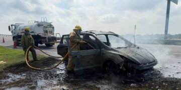 Incendio de vehículo provoca cierre parcial en la Carretera Victoria-Matamoros