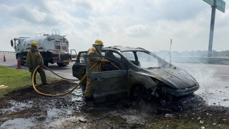 Incendio de vehículo provoca cierre parcial en la Carretera Victoria-Matamoros
