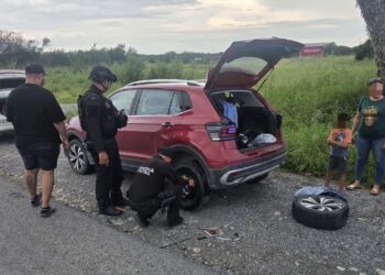 Guardia Estatal auxilia a viajeros tras ponchadura de neumático en carretera de Tamaulipas