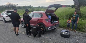 Guardia Estatal auxilia a viajeros tras ponchadura de neumático en carretera de Tamaulipas