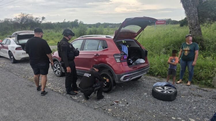 Guardia Estatal auxilia a viajeros tras ponchadura de neumático en carretera de Tamaulipas