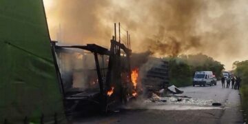 Tragedia en la carretera Tampico-Valles: choque entre tráileres deja dos muertos tras incendio de unidades
