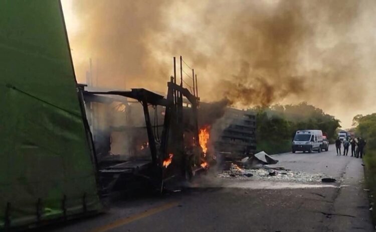 Tragedia en la carretera Tampico-Valles: choque entre tráileres deja dos muertos tras incendio de unidades