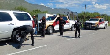 Guardia Estatal auxilia a conductor tras quedar varado por falla mecánica en carretera Victoria–Tula