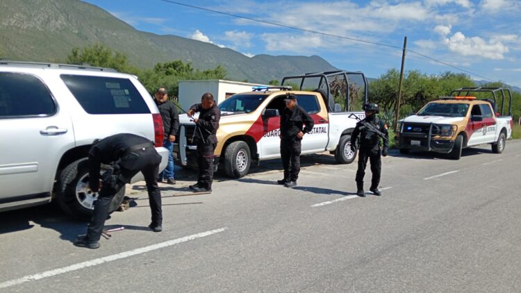 Guardia Estatal auxilia a conductor tras quedar varado por falla mecánica en carretera Victoria–Tula