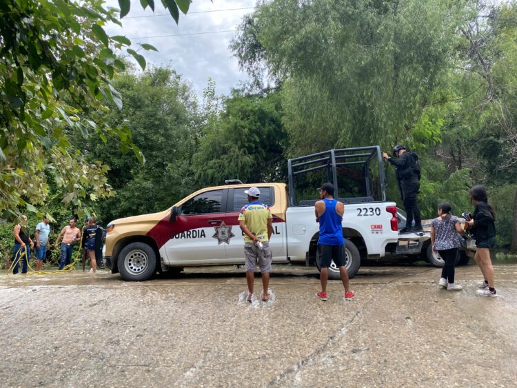 Guardia Estatal rescata a personas atrapadas tras hundimiento de tubular en río de Ciudad Victoria