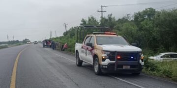 Guardia Estatal auxilia a conductores tras derrape en la carretera Victoria-Monterrey