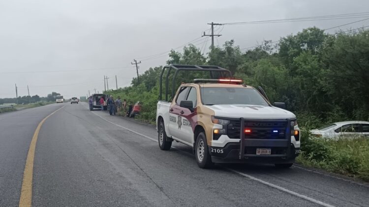 Guardia Estatal auxilia a conductores tras derrape en la carretera Victoria-Monterrey