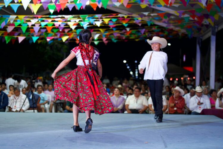 Zapatean el Huapango Huasteco 261 parejas: Secretaría de Turismo*