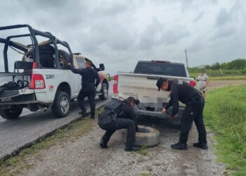Guardia Estatal brinda apoyo a conductora tras ponchadura en carretera de San Fernando