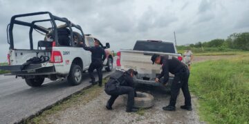 Guardia Estatal brinda apoyo a conductora tras ponchadura en carretera de San Fernando