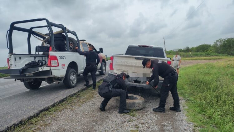Guardia Estatal brinda apoyo a conductora tras ponchadura en carretera de San Fernando