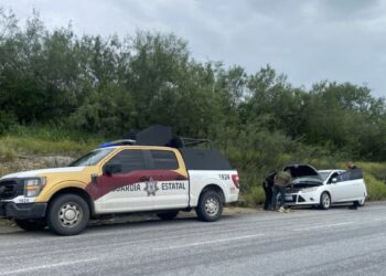 Guardia Estatal auxilia a pareja varada en la Carretera Federal 101 rumbo a Reynosa
