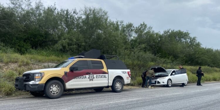 Guardia Estatal auxilia a pareja varada en la Carretera Federal 101 rumbo a Reynosa