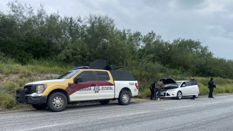 Guardia Estatal auxilia a pareja varada en la Carretera Federal 101 rumbo a Reynosa