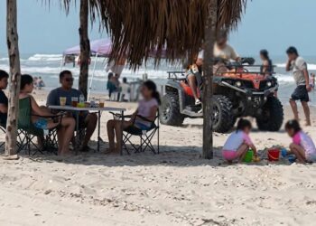 Indignación en Playa La Pesca: ciudadanos denuncian regreso de razers y presuntas irregularidades en su operación