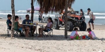 Indignación en Playa La Pesca: ciudadanos denuncian regreso de razers y presuntas irregularidades en su operación