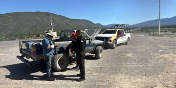 Guardia Estatal auxilia a conductor varado en carretera de Tula, Tamaulipas