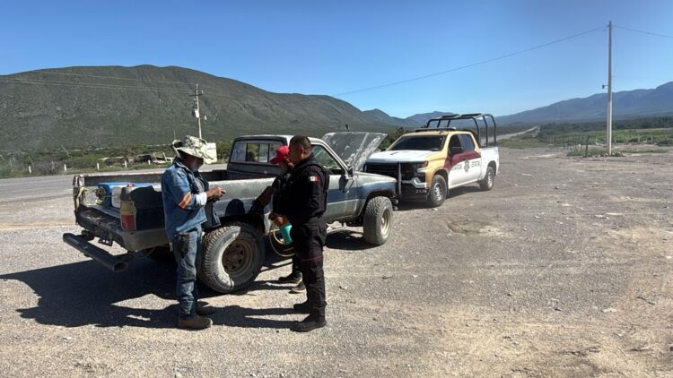 Guardia Estatal auxilia a conductor varado en carretera de Tula, Tamaulipas