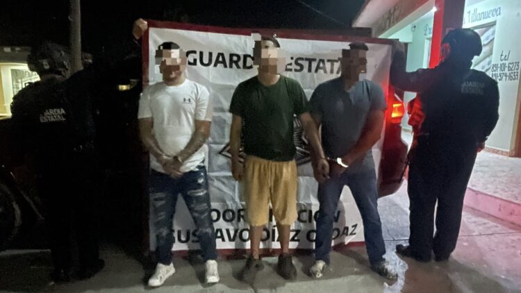 Guardia Estatal detiene a tres personas con droga y radios de comunicación en Gustavo Díaz Ordaz