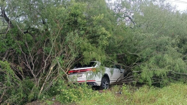 Guardia Estatal brinda apoyo a viajeros tras derrape en carretera Victoria-Matamoros