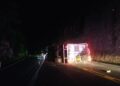 Vuelca tractocamión y bloquea carril en la Juan Capitán-El Chihue