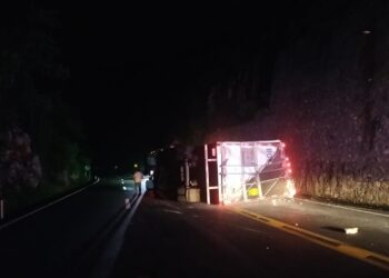 Vuelca tractocamión y bloquea carril en la Juan Capitán-El Chihue