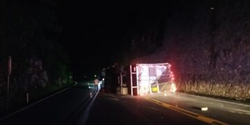 Vuelca tractocamión y bloquea carril en la Juan Capitán-El Chihue