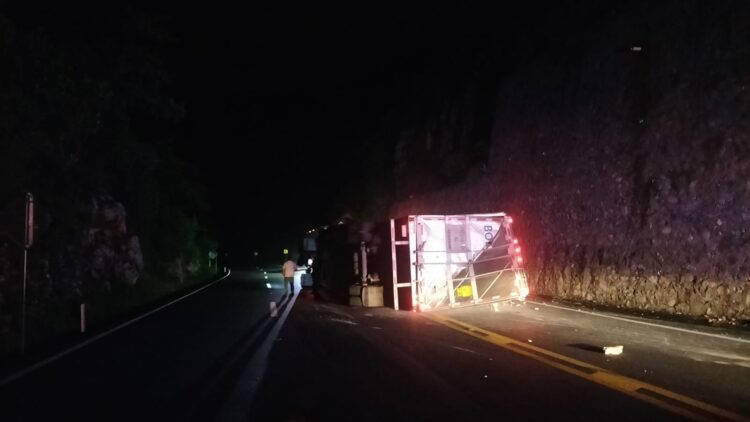 Vuelca tractocamión y bloquea carril en la Juan Capitán-El Chihue