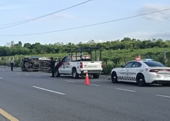 Volcadura en la carretera Victoria-Monterrey deja tres personas lesionadas