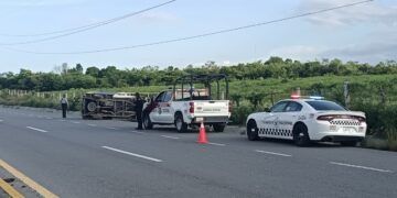 Volcadura en la carretera Victoria-Monterrey deja tres personas lesionadas