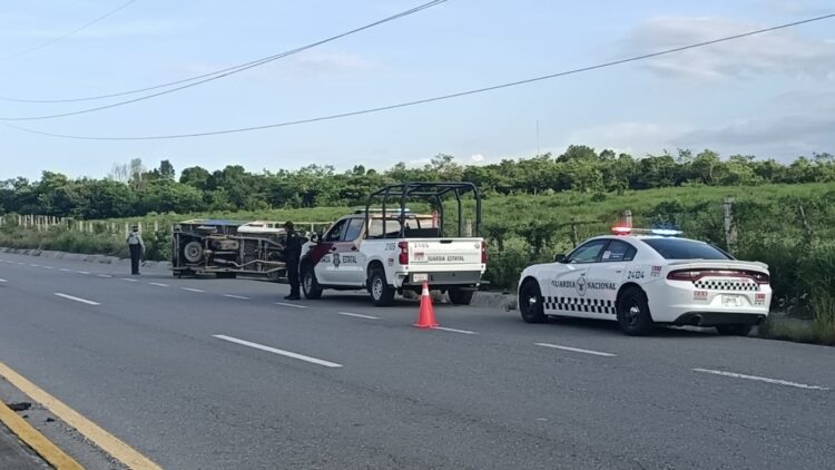 Volcadura en la carretera Victoria-Monterrey deja tres personas lesionadas
