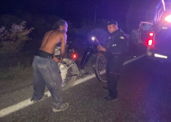 Ciclista extranjero rumbo a Brasil recibe apoyo de la Guardia Estatal en Tamaulipas
