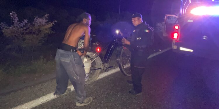 Ciclista extranjero rumbo a Brasil recibe apoyo de la Guardia Estatal en Tamaulipas