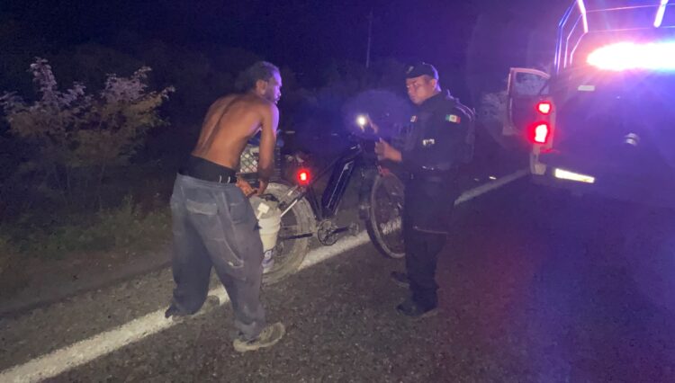 Ciclista extranjero rumbo a Brasil recibe apoyo de la Guardia Estatal en Tamaulipas