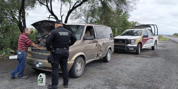 Guardia Estatal auxilia a conductor por falla mecánica en la Federal 101