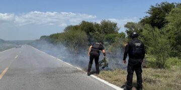 Guardia Estatal controla incendio de pastizal y brinda apoyo a conductores en carretera de Casas