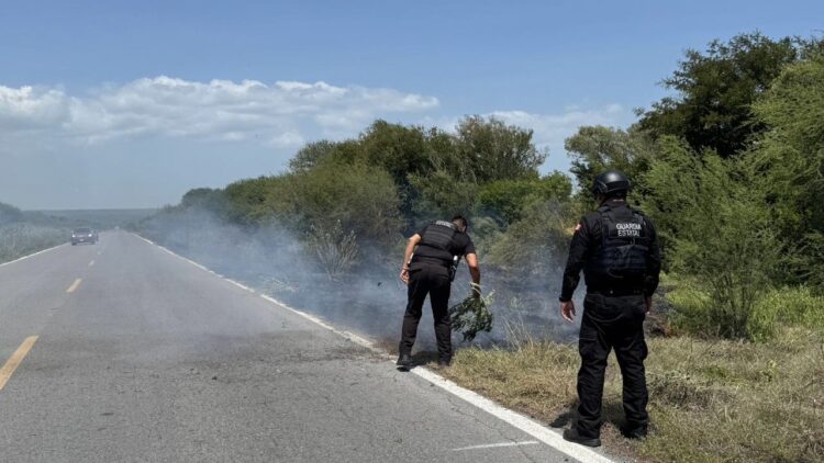 Guardia Estatal controla incendio de pastizal y brinda apoyo a conductores en carretera de Casas