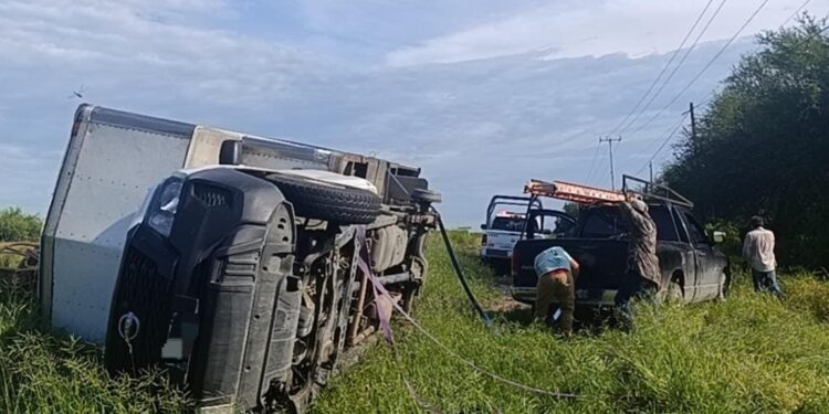 Volcadura en la Carretera Victoria–Monterrey deja saldo blanco