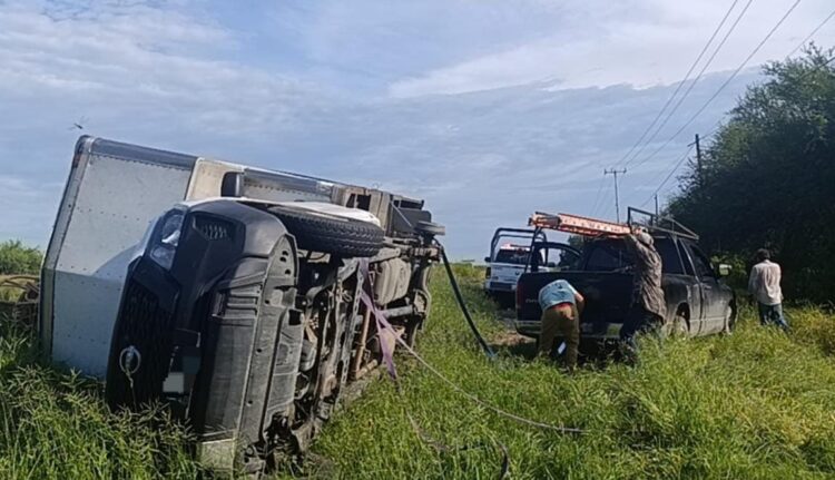 Volcadura en la Carretera Victoria–Monterrey deja saldo blanco