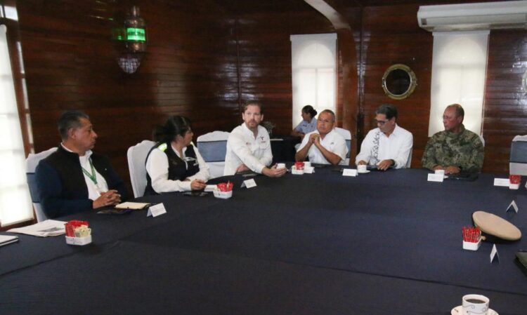 Coordinan acciones para atender mancha de hidrocarburo en el río Pánuco